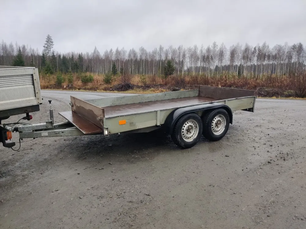 Teliperäkärry Kärppä jarrullinen / Kantavuus 1210kg, kahdet renkaat vanteilla