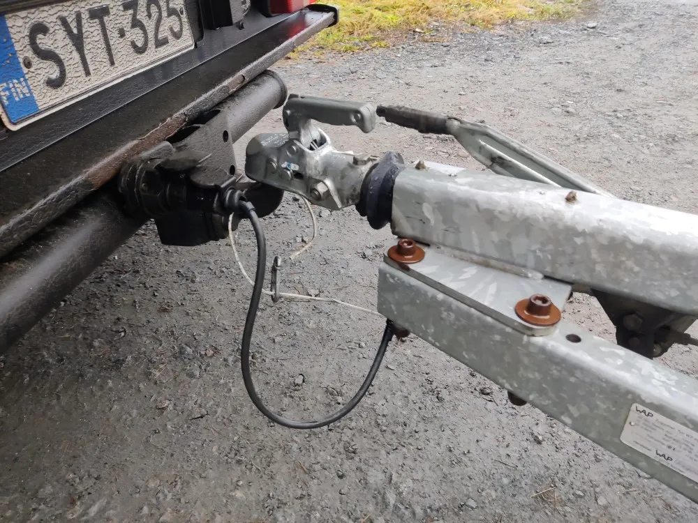 Teliperäkärry Kärppä jarrullinen / Kantavuus 1210kg, kahdet renkaat vanteilla