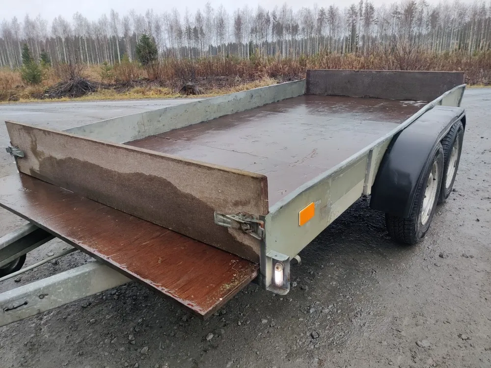 Teliperäkärry Kärppä jarrullinen / Kantavuus 1210kg, kahdet renkaat vanteilla