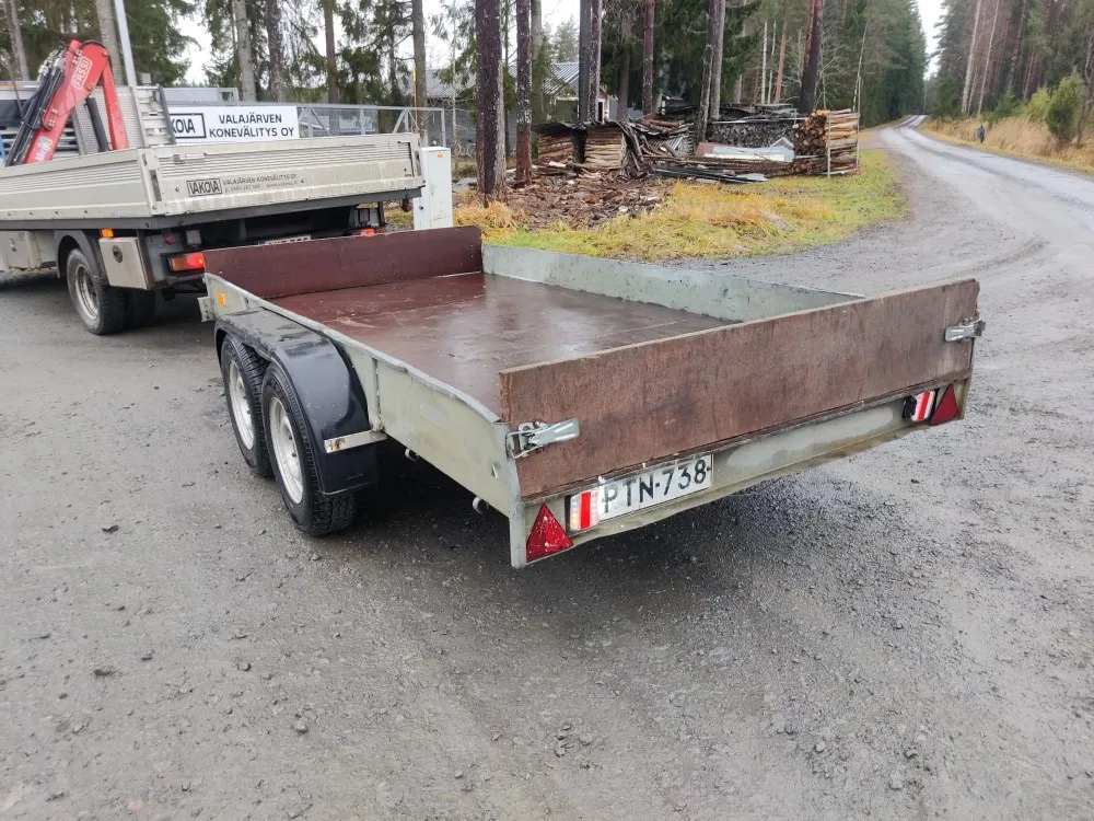 Teliperäkärry Kärppä jarrullinen / Kantavuus 1210kg, kahdet renkaat vanteilla