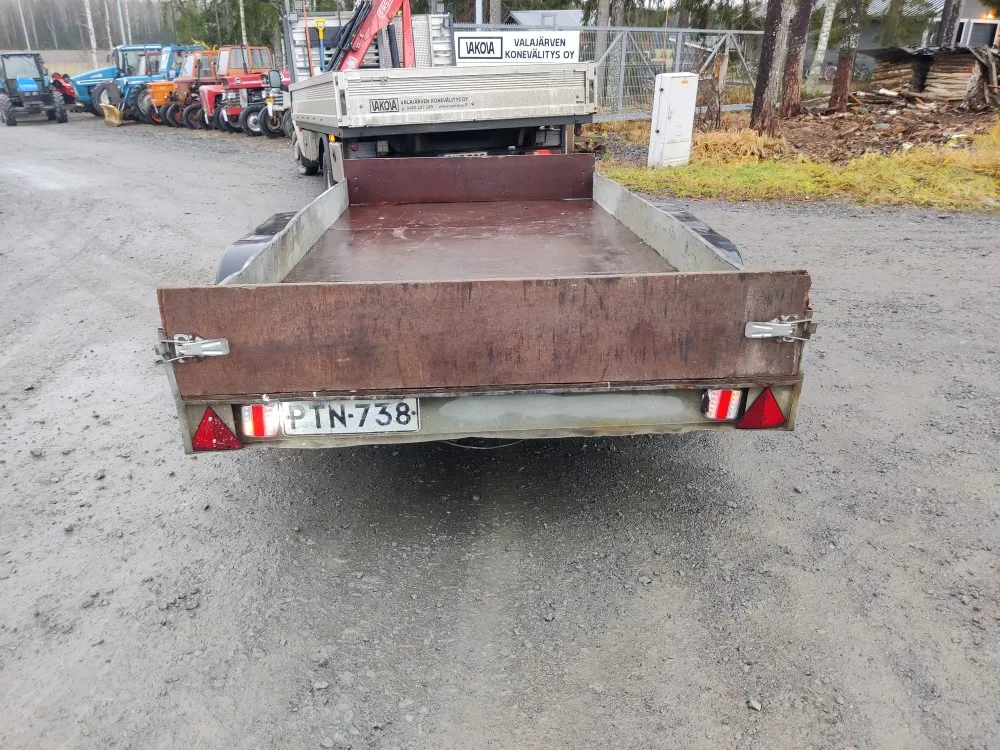 Teliperäkärry Kärppä jarrullinen / Kantavuus 1210kg, kahdet renkaat vanteilla