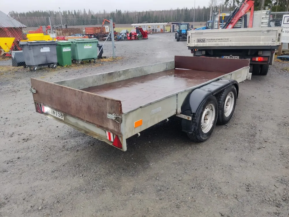 Teliperäkärry Kärppä jarrullinen / Kantavuus 1210kg, kahdet renkaat vanteilla
