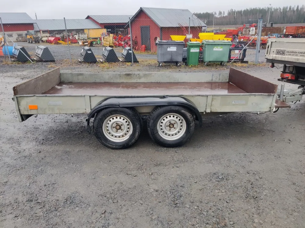 Teliperäkärry Kärppä jarrullinen / Kantavuus 1210kg, kahdet renkaat vanteilla