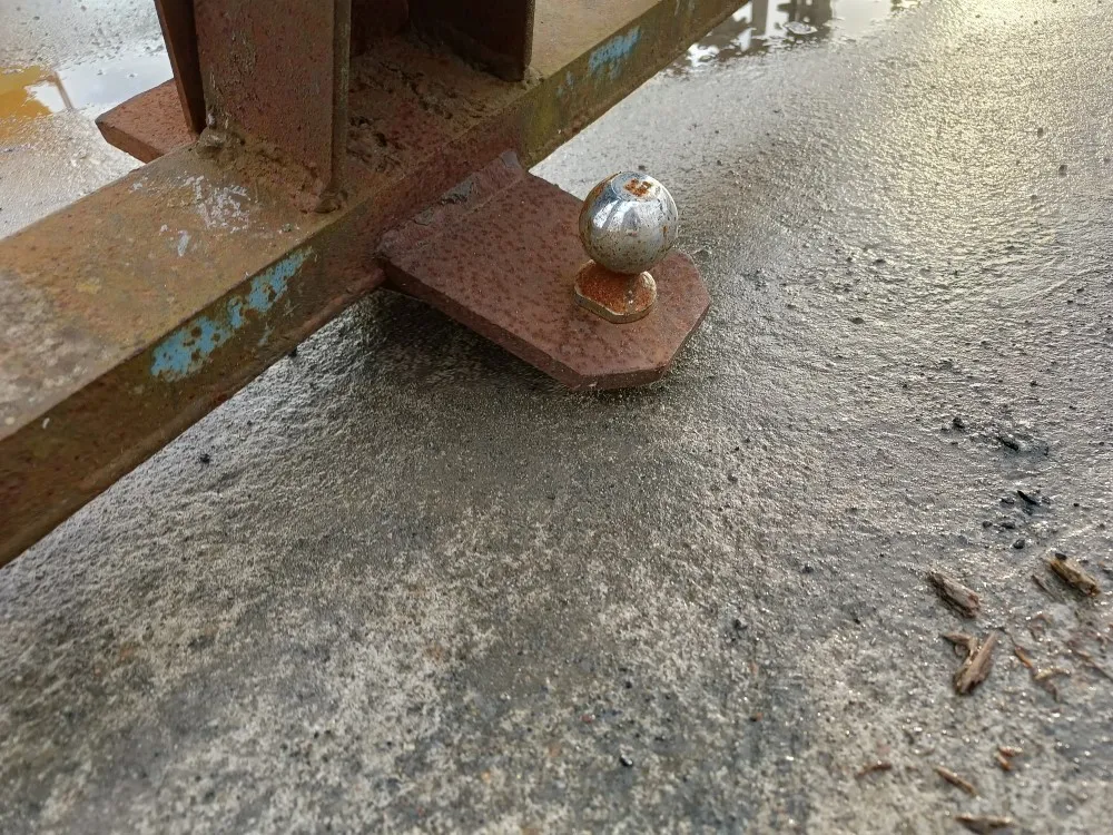 Vetolaite traktorin nostolaitteisiin / vetokuulalla ja tapilla