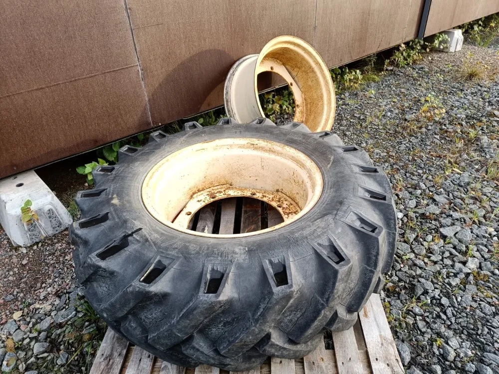 Rengas 14.9/13-24 vanteella / Fahr M600 leikkuupuimurista