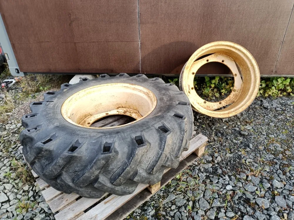 Rengas 14.9/13-24 vanteella / Fahr M600 leikkuupuimurista