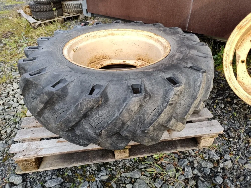 Rengas 14.9/13-24 vanteella / Fahr M600 leikkuupuimurista