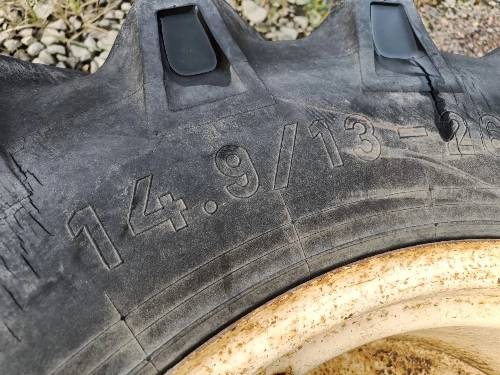 Rengas 14.9/13-24 vanteella / Fahr M600 leikkuupuimurista
