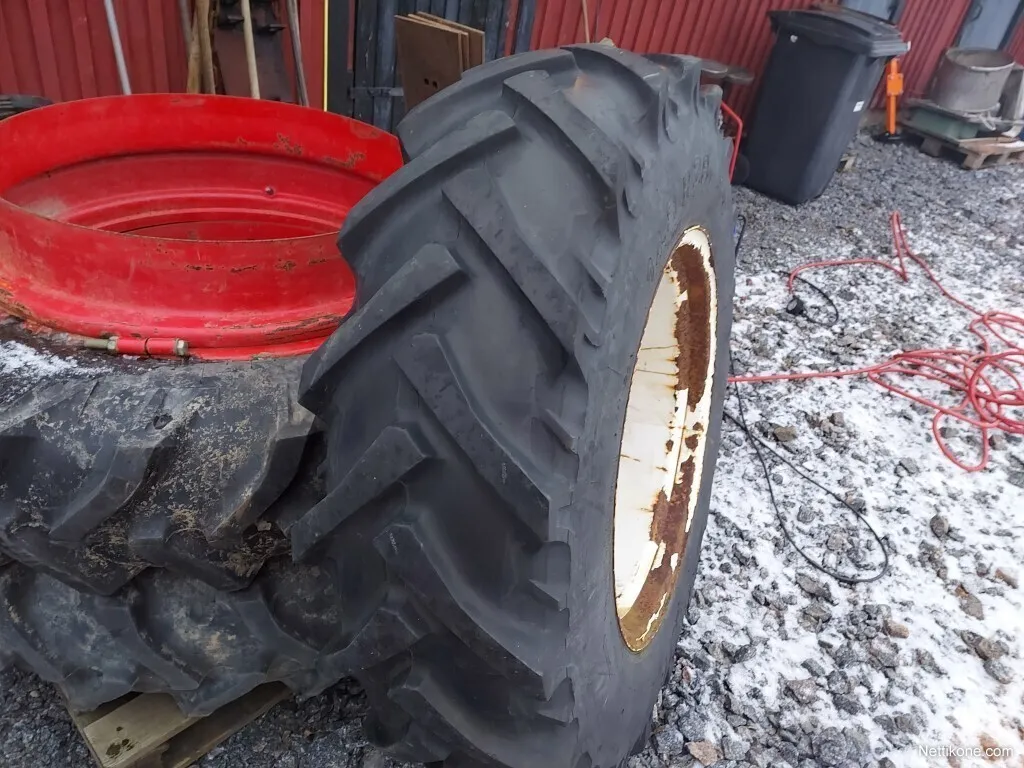 Valtra Rengas 14.9R28 / Vanteella