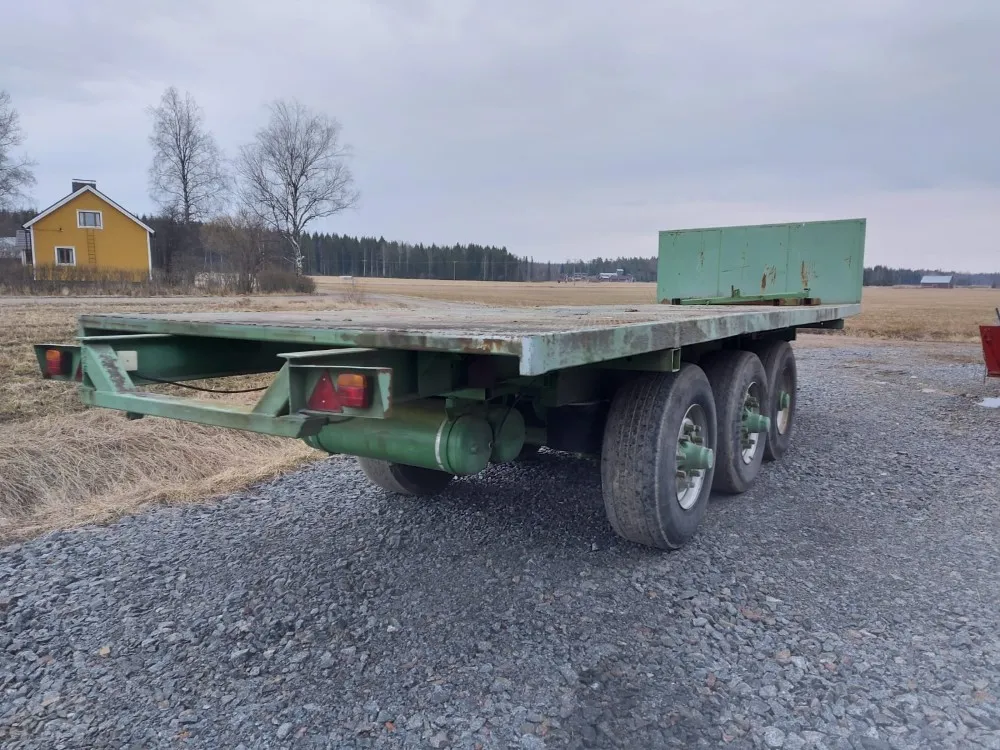 Jalkalavakärry, 3-akselinen / Ilma-alusteinen kärry moneen käyttöön