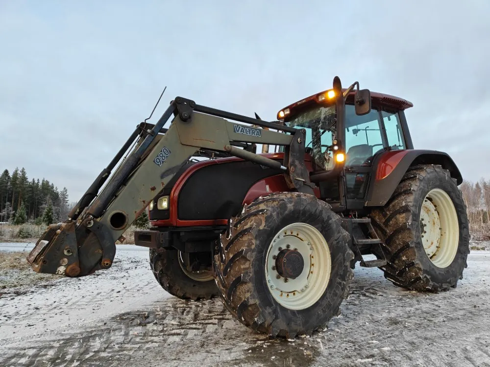 Valtra T190 HiTech traktori / Etukuormaajalla, katso video!