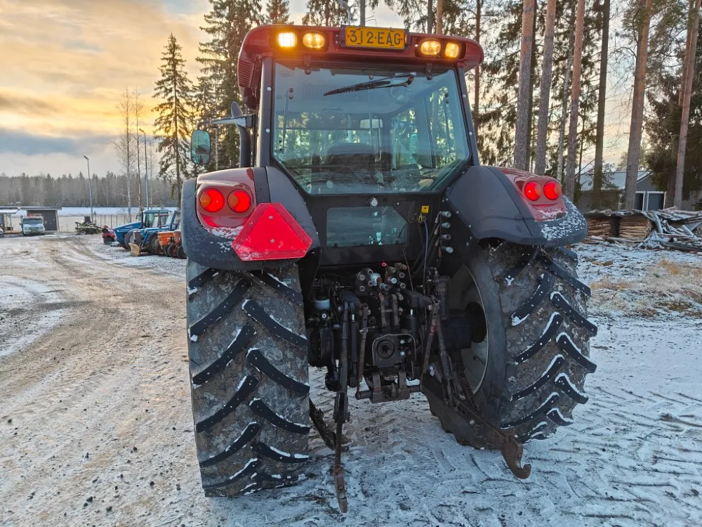 Valtra T190 HiTech traktori / Etukuormaajalla, katso video!
