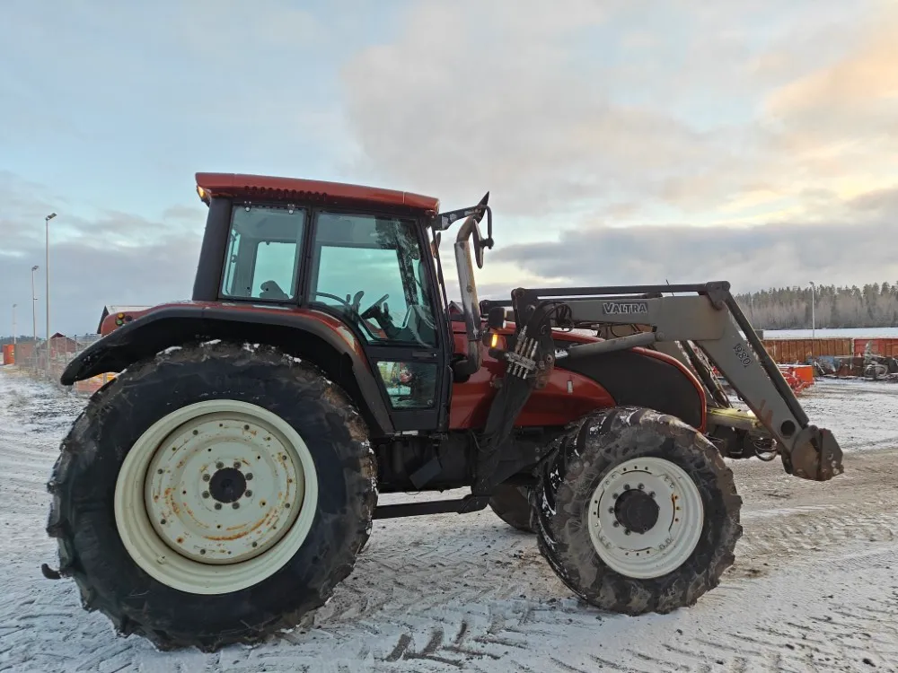 Valtra T190 HiTech traktori / Etukuormaajalla, katso video!