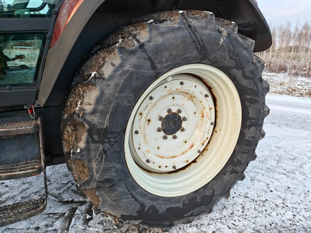 Valtra T190 HiTech traktori / Etukuormaajalla, katso video!