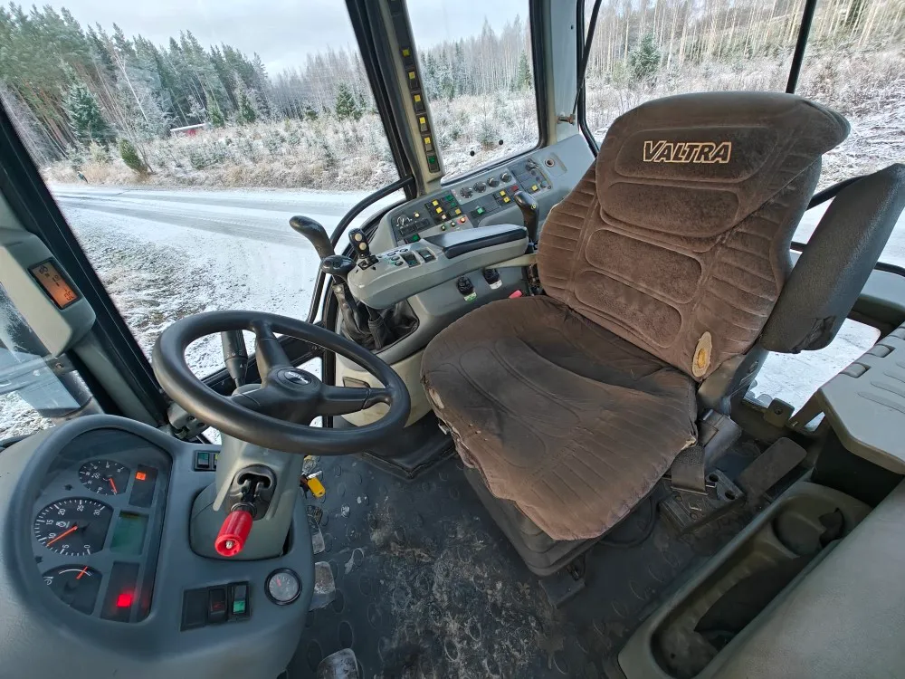 Valtra T190 HiTech traktori / Etukuormaajalla, katso video!