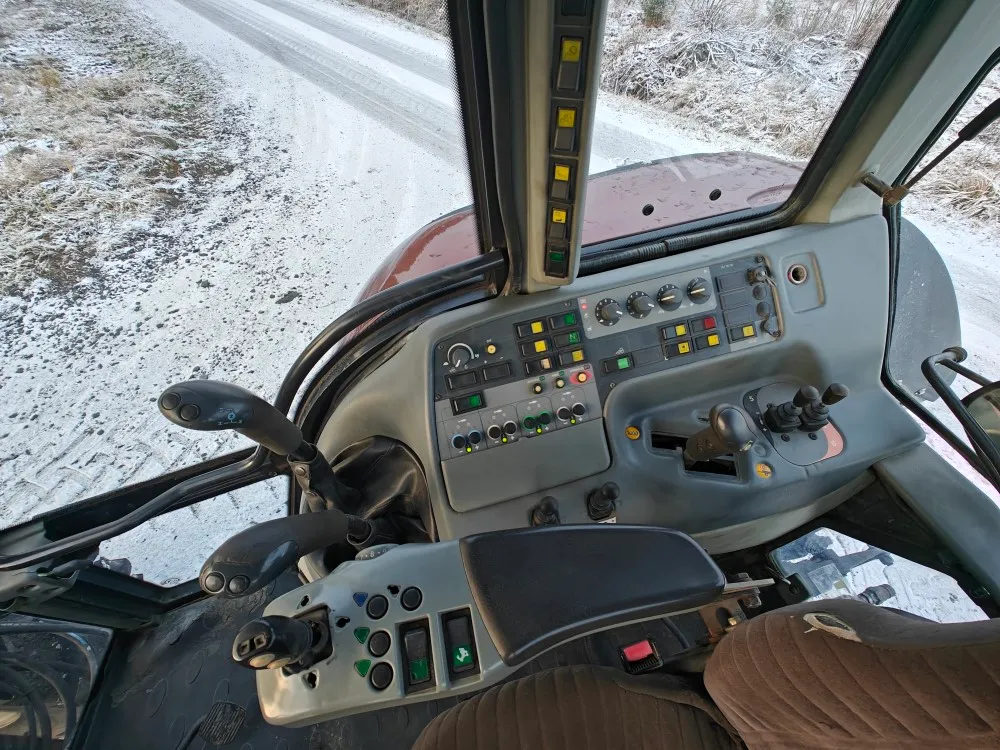 Valtra T190 HiTech traktori / Etukuormaajalla, katso video!