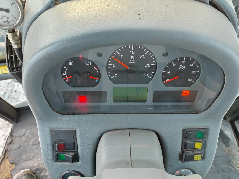 Valtra T190 HiTech traktori / Etukuormaajalla, katso video!