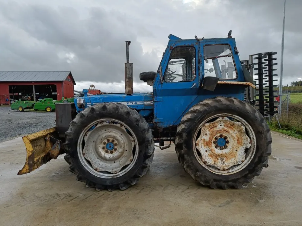 Ford County 754 Super 4 / Neliveto ohjaustehostimella ja puskulevyllä!