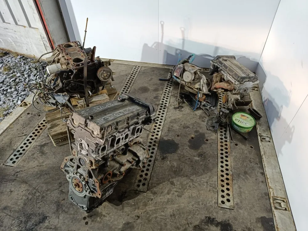 Ford DOHC 2.0 moottorit - 2kpl / Varaosiksi tai korjattavaksi - Bensiini