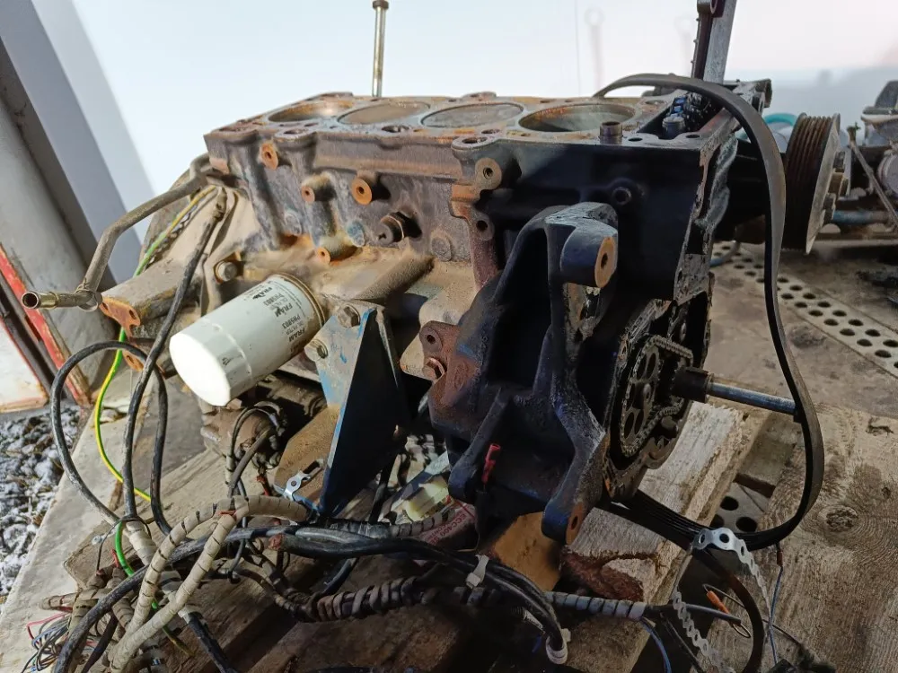 Ford DOHC 2.0 moottorit - 2kpl / Varaosiksi tai korjattavaksi - Bensiini