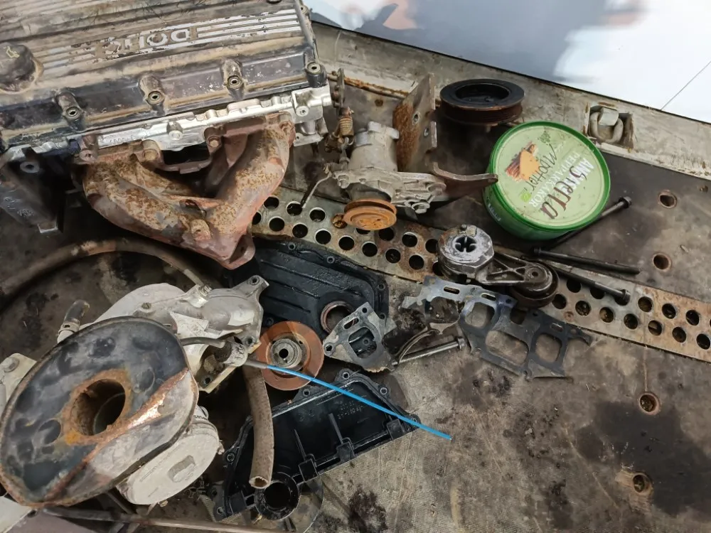 Ford DOHC 2.0 moottorit - 2kpl / Varaosiksi tai korjattavaksi - Bensiini