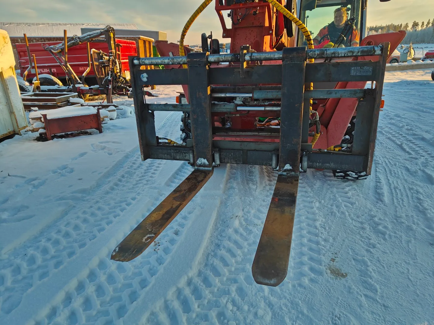 Manitou trukkipiikit - täyshydrauliset / Katso video!