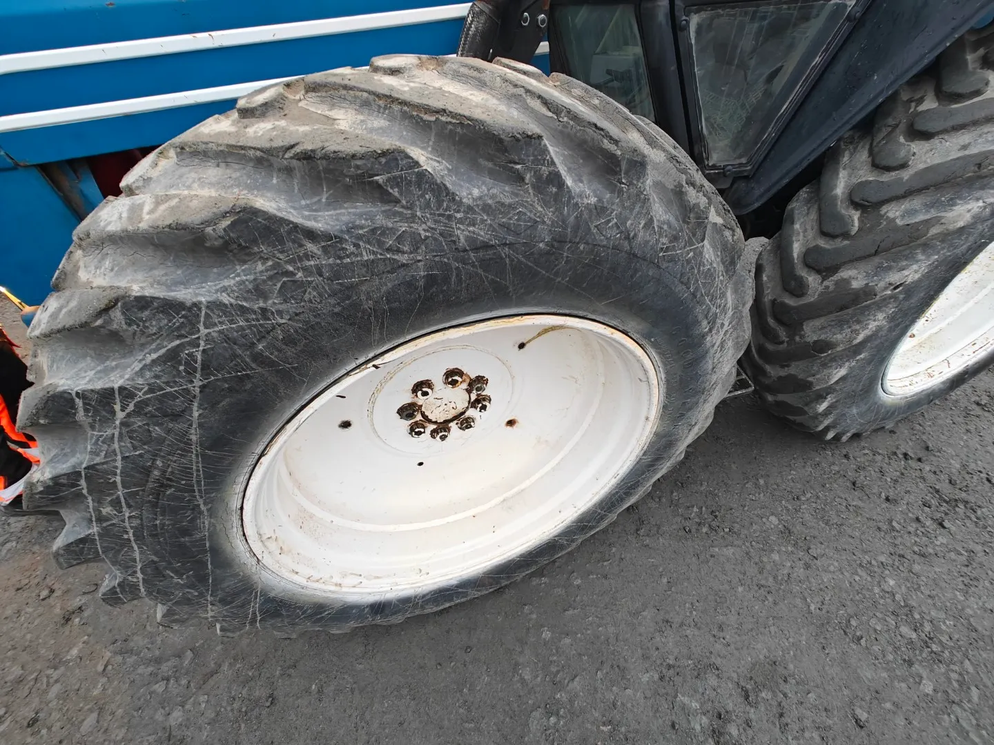 Ford County 1124, kutoskoneella / Hytillinen, katso video!