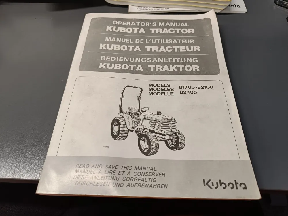 Kubota B1700- B2100- B2400 käyttöohjekirja / englanninkielinen ruohonleikkuriin