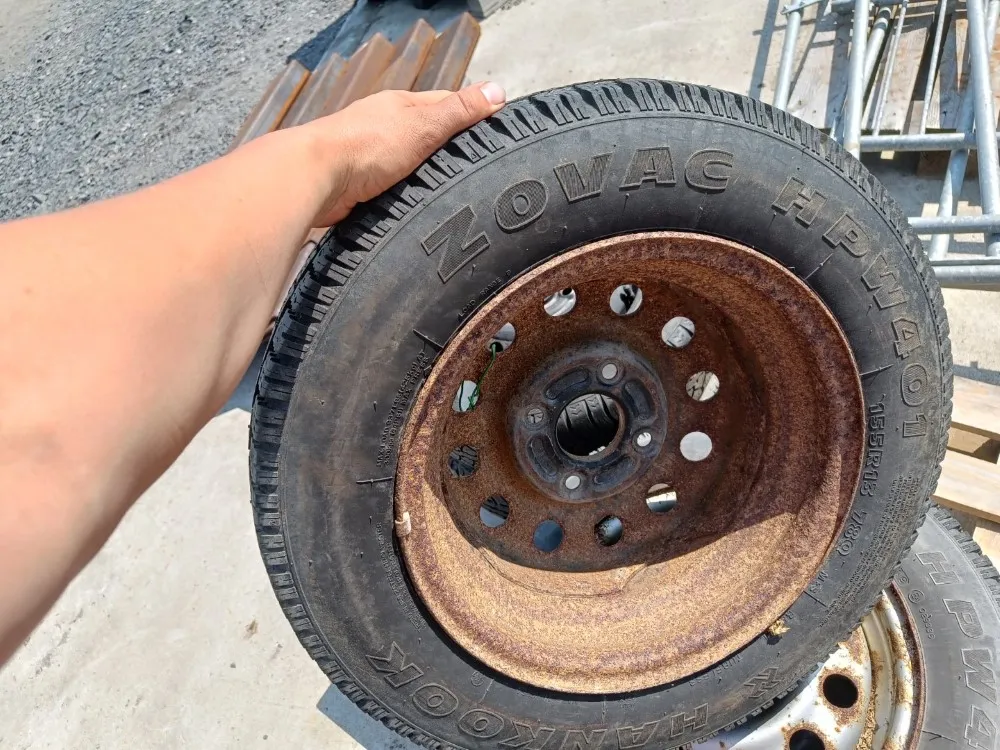 Hankook 155R13 - 4x108 / Nastarenkaat vanteilla