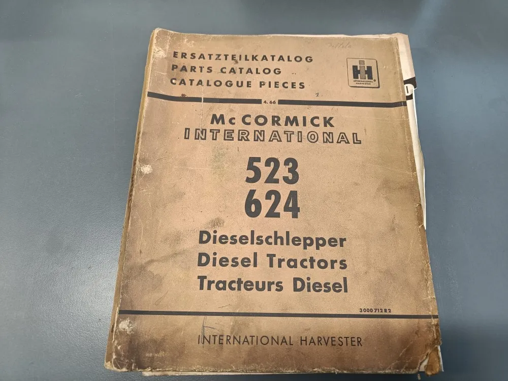 McCORMICK International 523 ja 624 / Traktorin varaosakirja