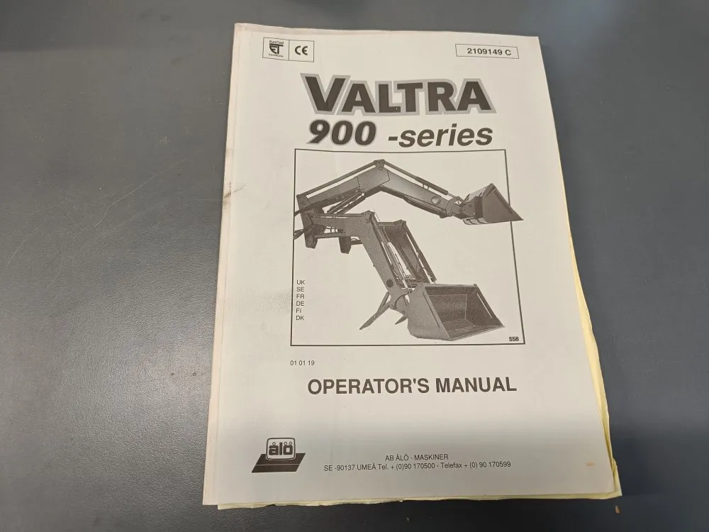 Valtra etukuormaajan 900-series (eng) / Käyttö- huolto- ohjekirja