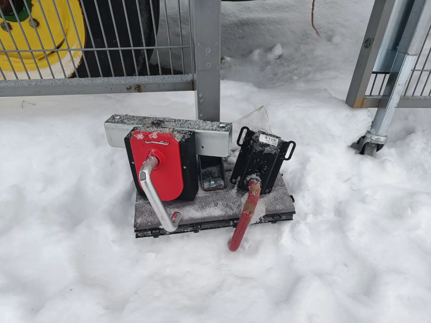 Troax verkkoaitaelementtejä ja tolppia /