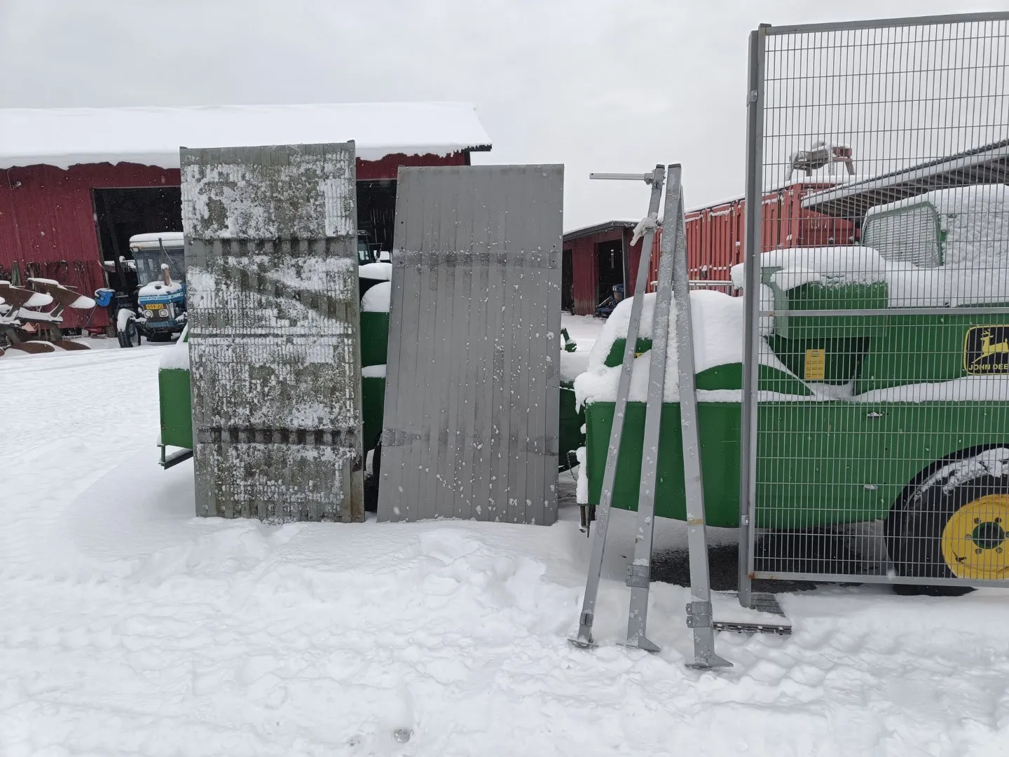 Troax verkkoaitaelementtejä ja tolppia /