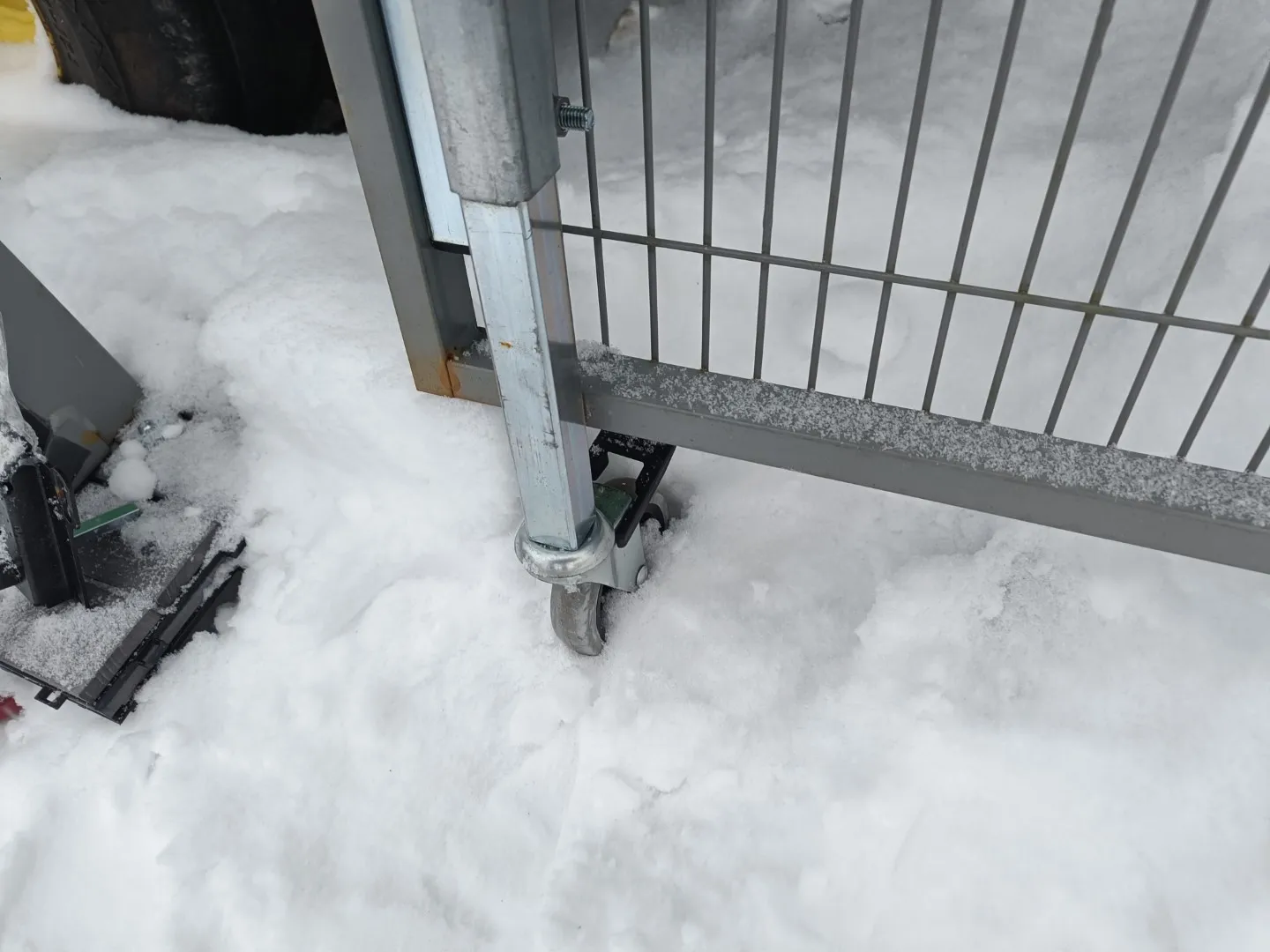 Troax verkkoaitaelementtejä ja tolppia /