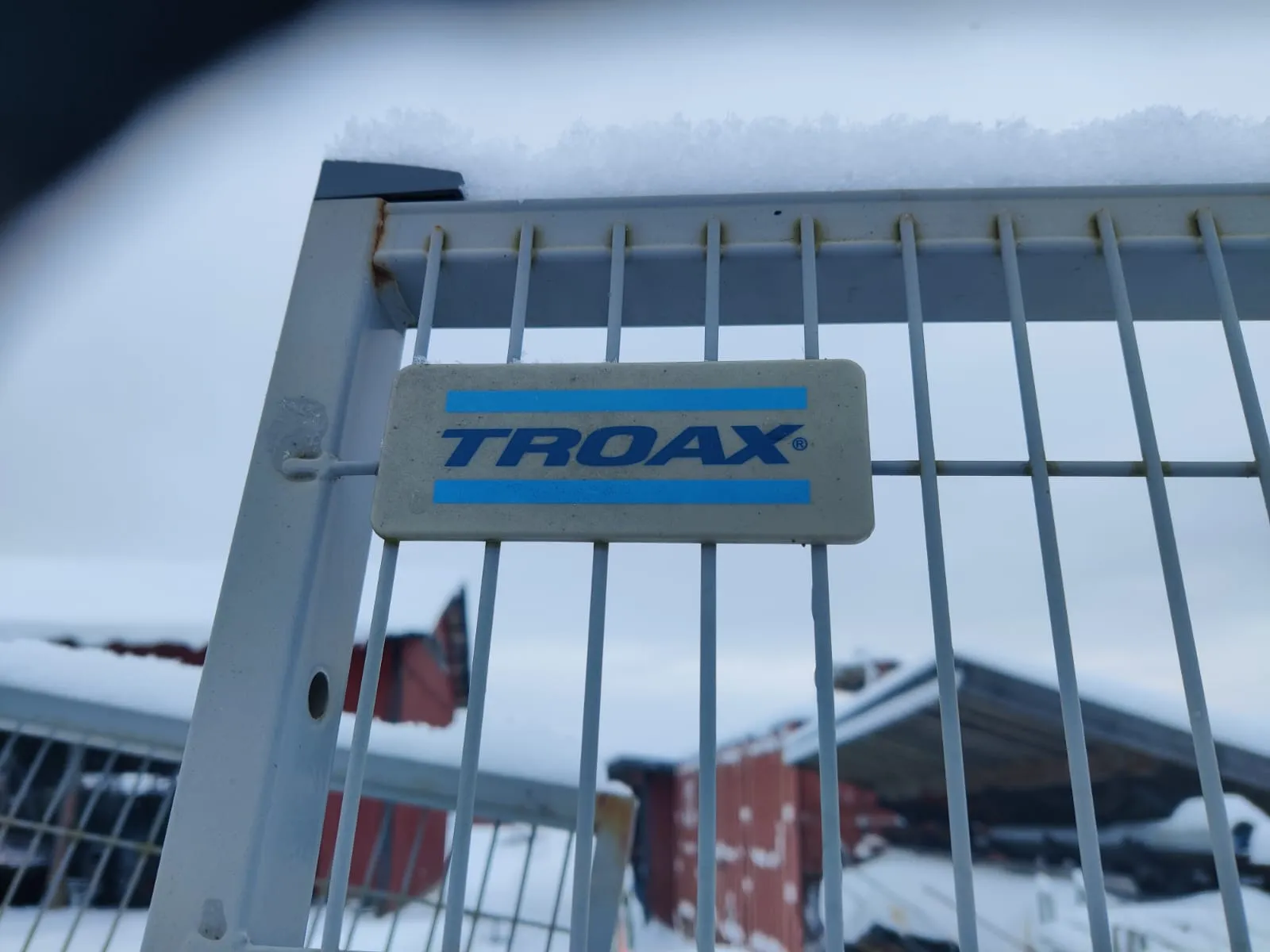 Troax verkkoaitaelementtejä ja tolppia /