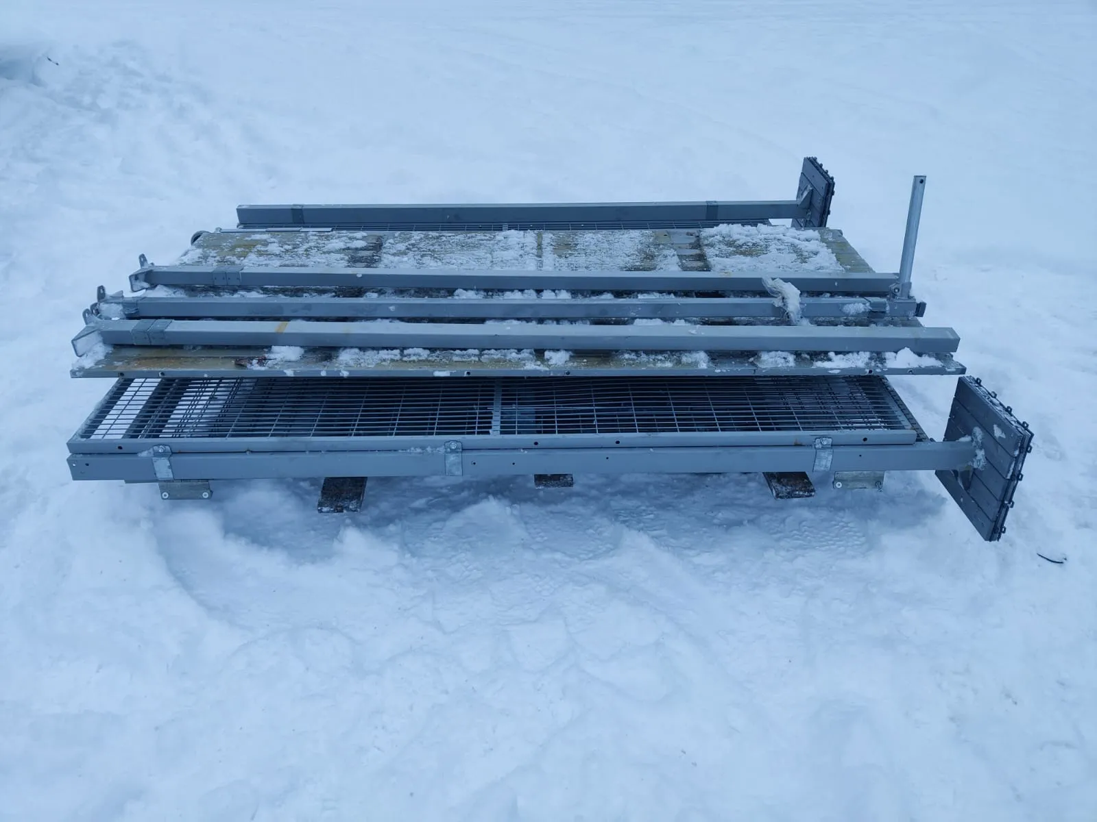 Troax verkkoaitaelementtejä ja tolppia /