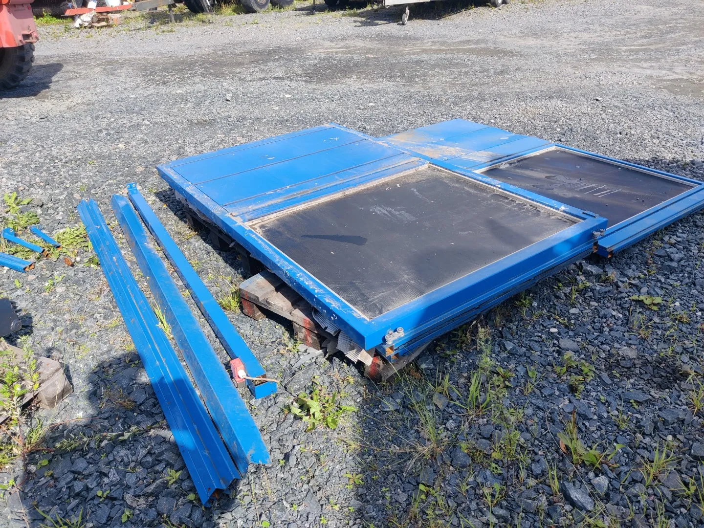 Metallinen liukuoviseinä /  mustilla plekseillä