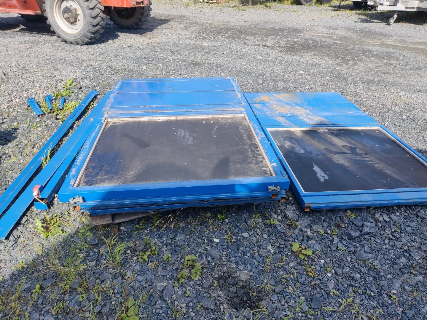 Metallinen liukuoviseinä /  mustilla plekseillä