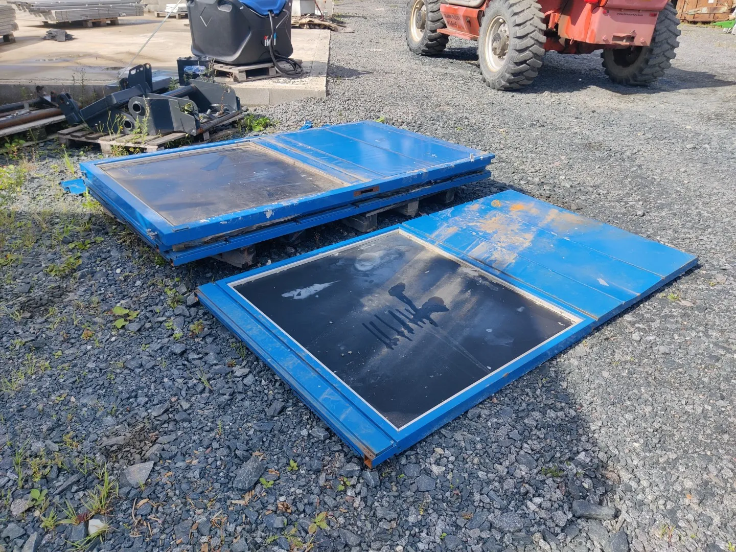Metallinen liukuoviseinä /  mustilla plekseillä