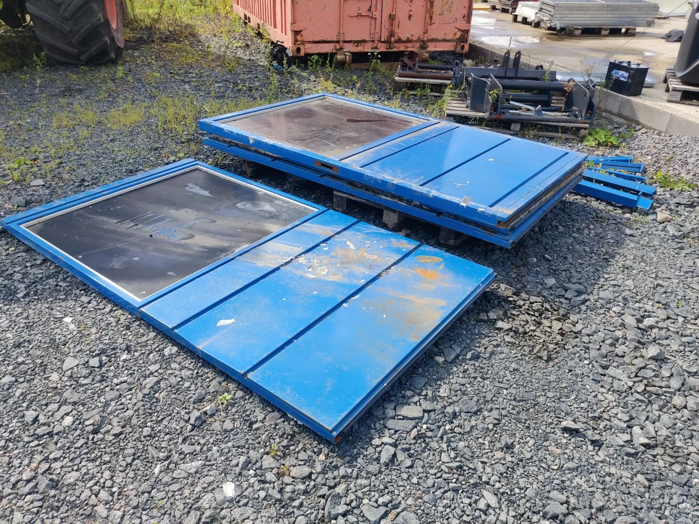 Metallinen liukuoviseinä /  mustilla plekseillä