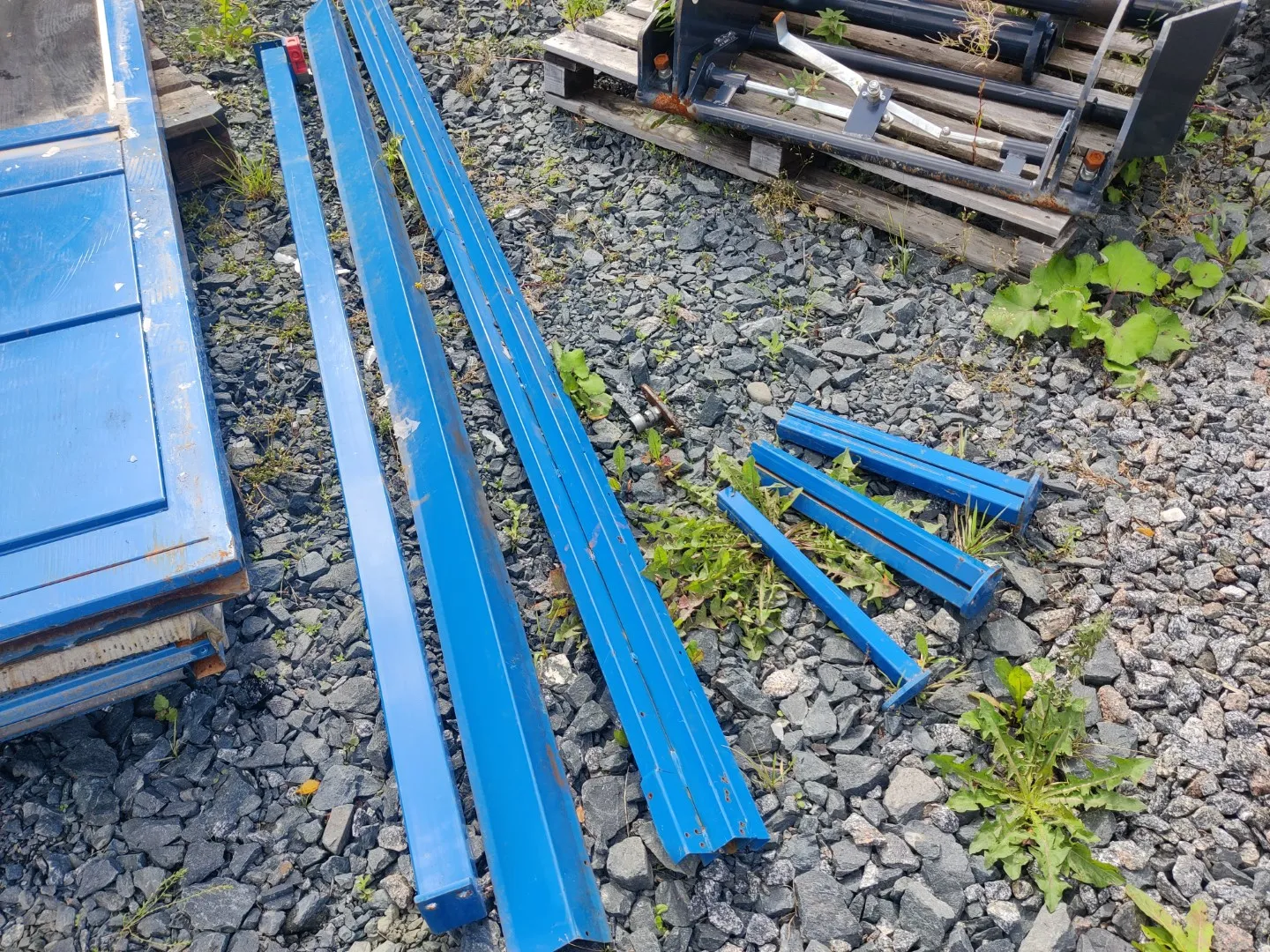 Metallinen liukuoviseinä /  mustilla plekseillä