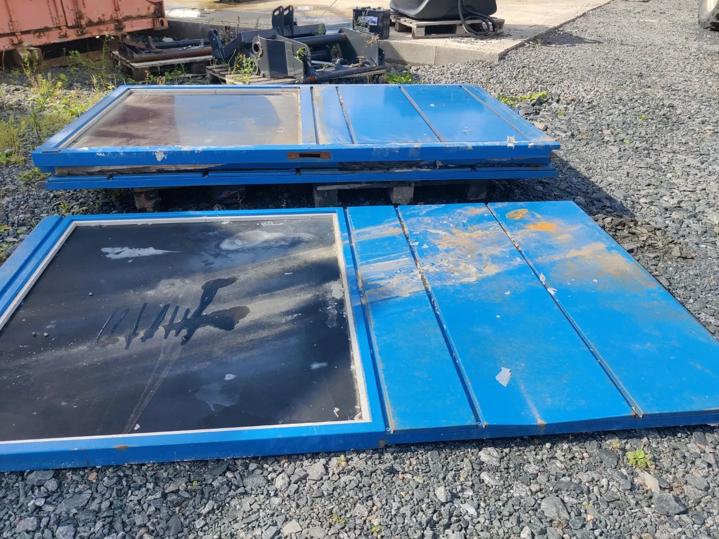 Metallinen liukuoviseinä /  mustilla plekseillä