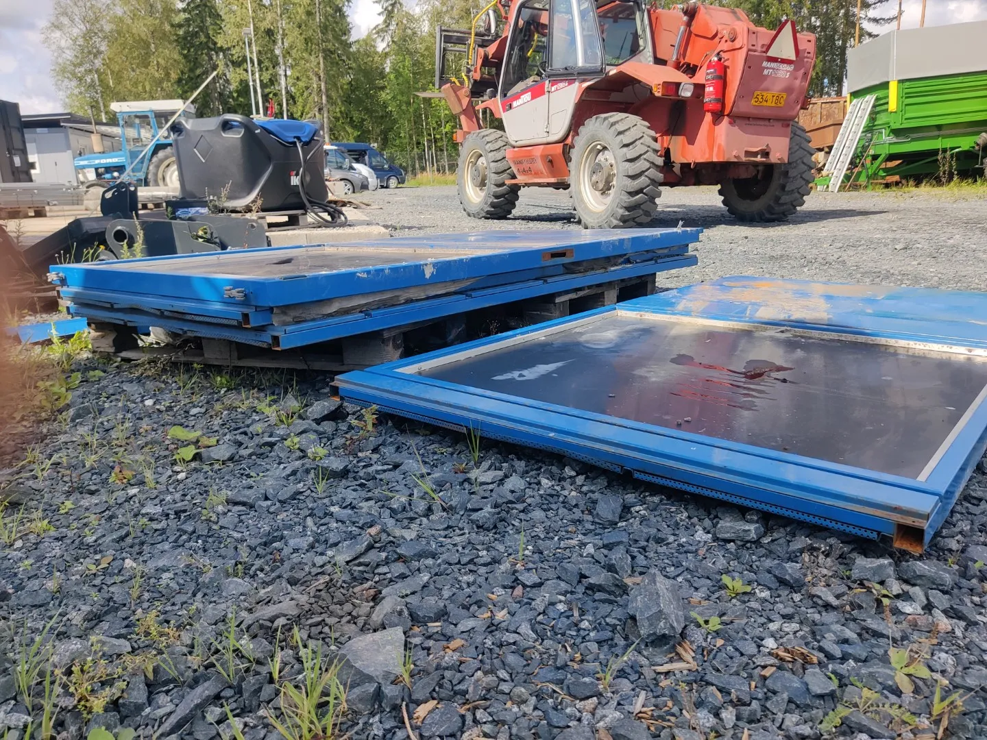 Metallinen liukuoviseinä /  mustilla plekseillä