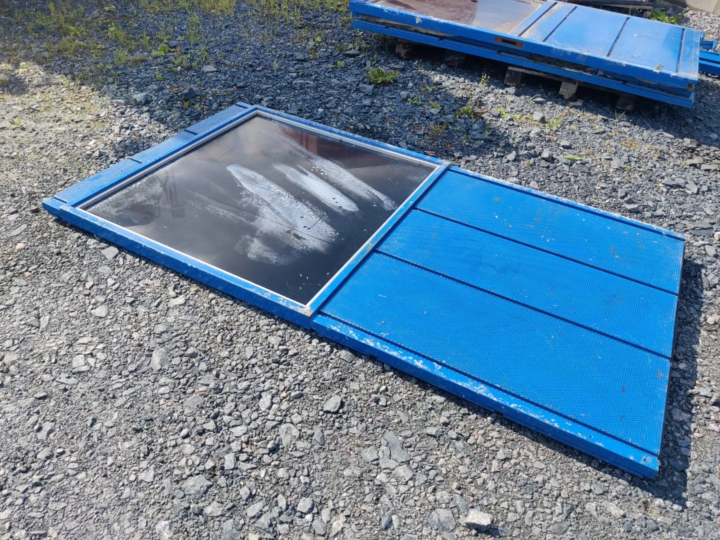 Metallinen liukuoviseinä /  mustilla plekseillä