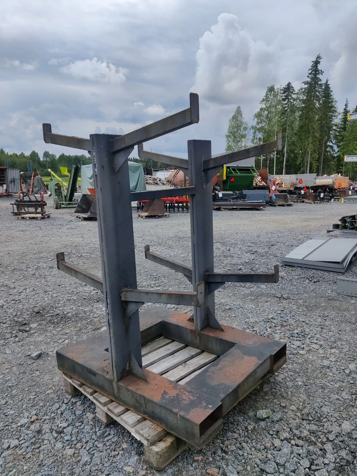 Metallihylly trukkitaskuilla /