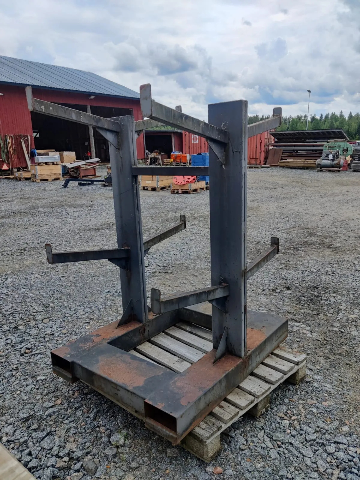 Metallihylly trukkitaskuilla /