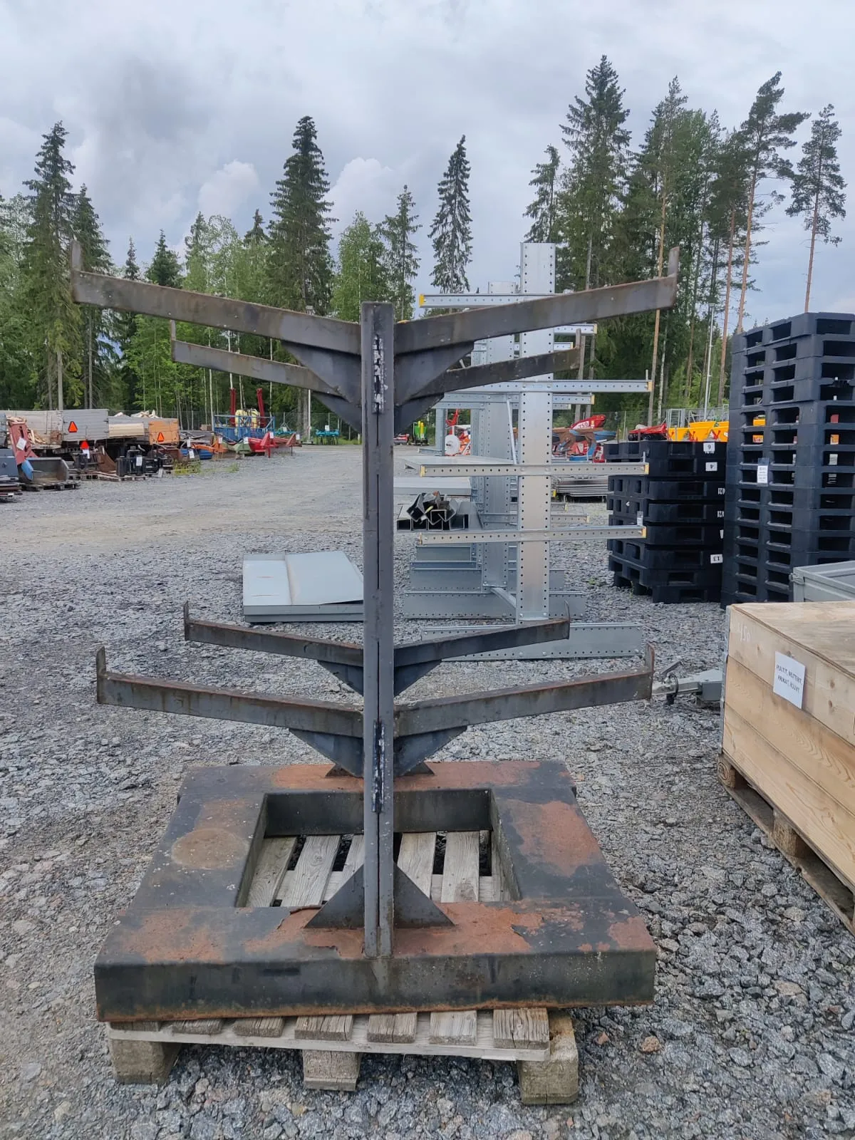 Metallihylly trukkitaskuilla /