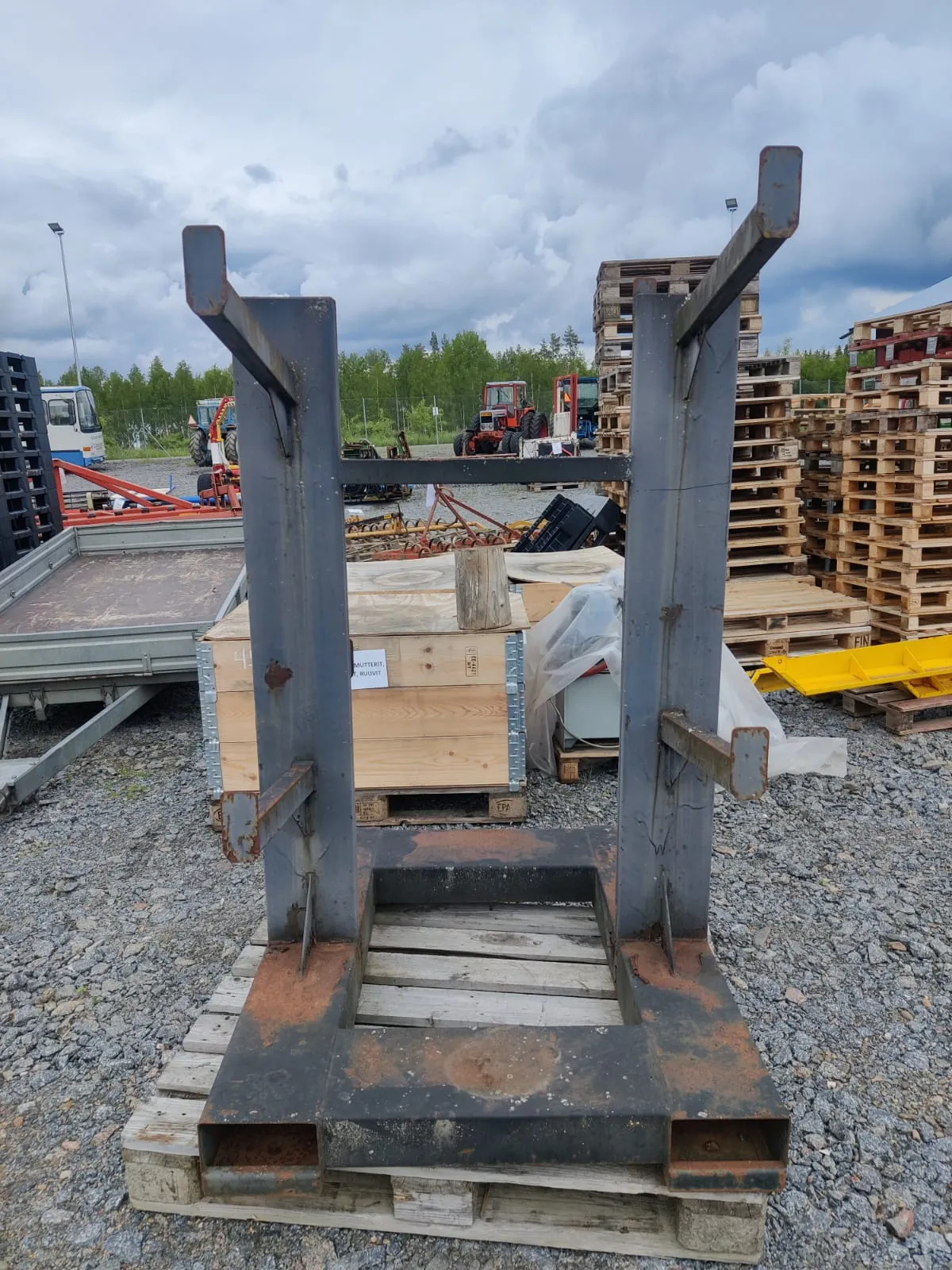 Metallihylly trukkitaskuilla /