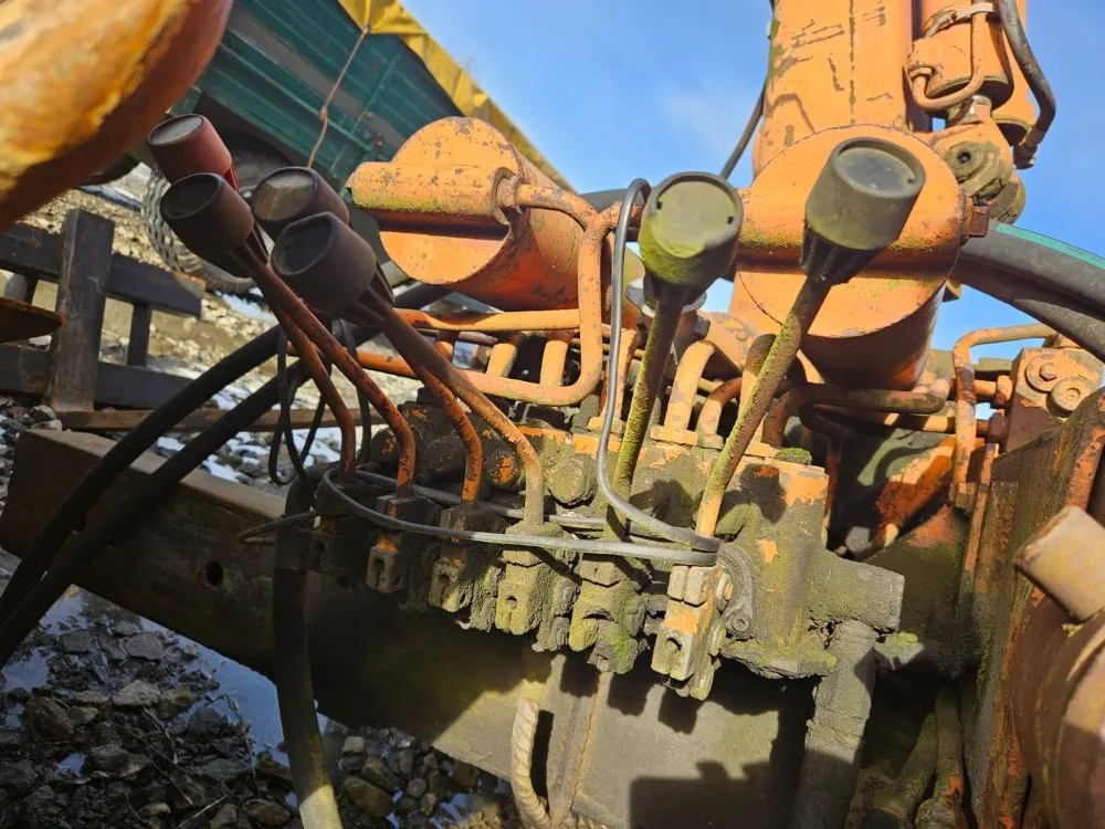 Hiab 1165 nosturi hydraulijatkolla / tuppisovitteet, myydään asiakkaan lukuun