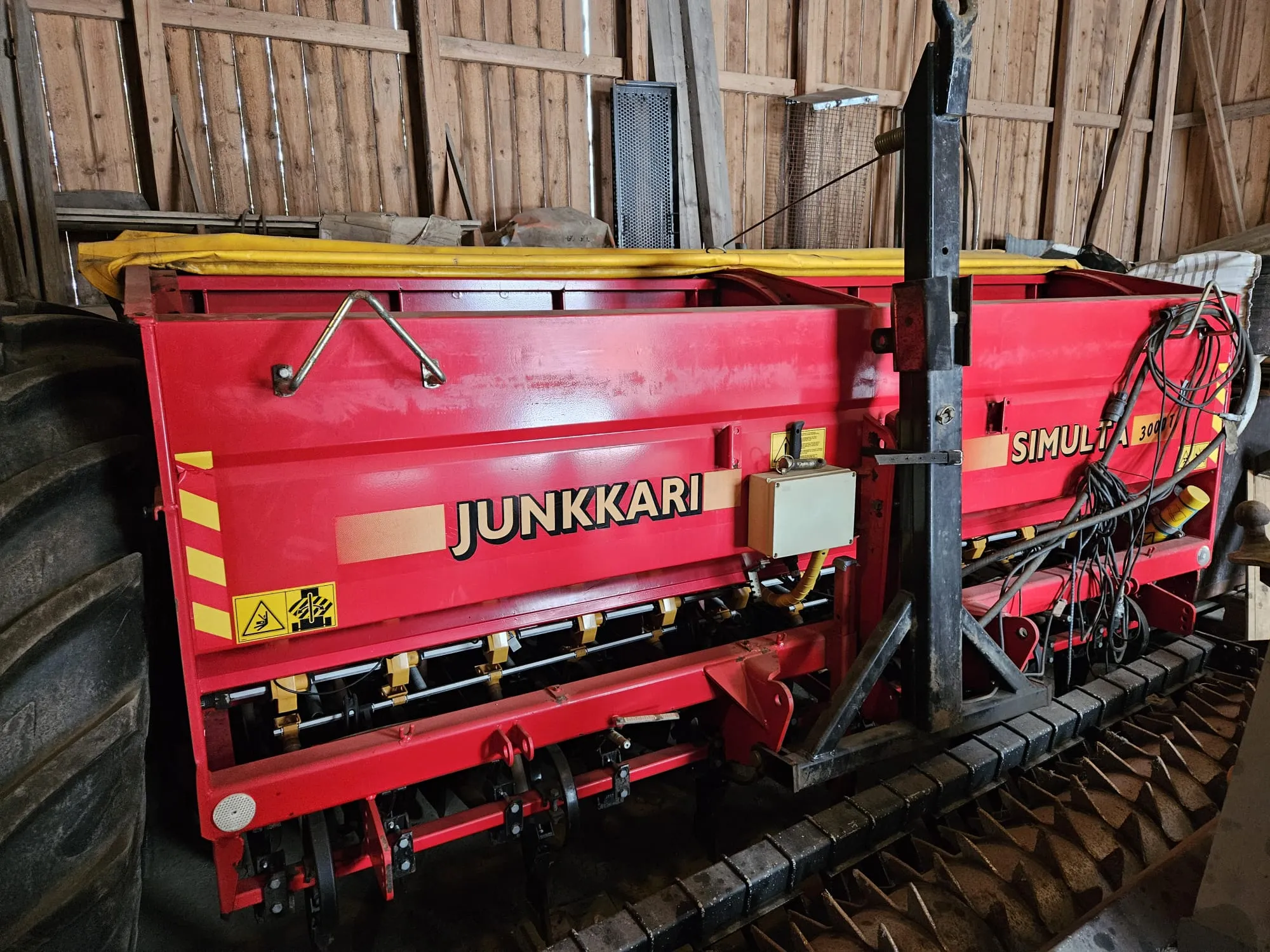 Junkkari Simulta 3000T / kylvölannoitin kiekkovantaat takana